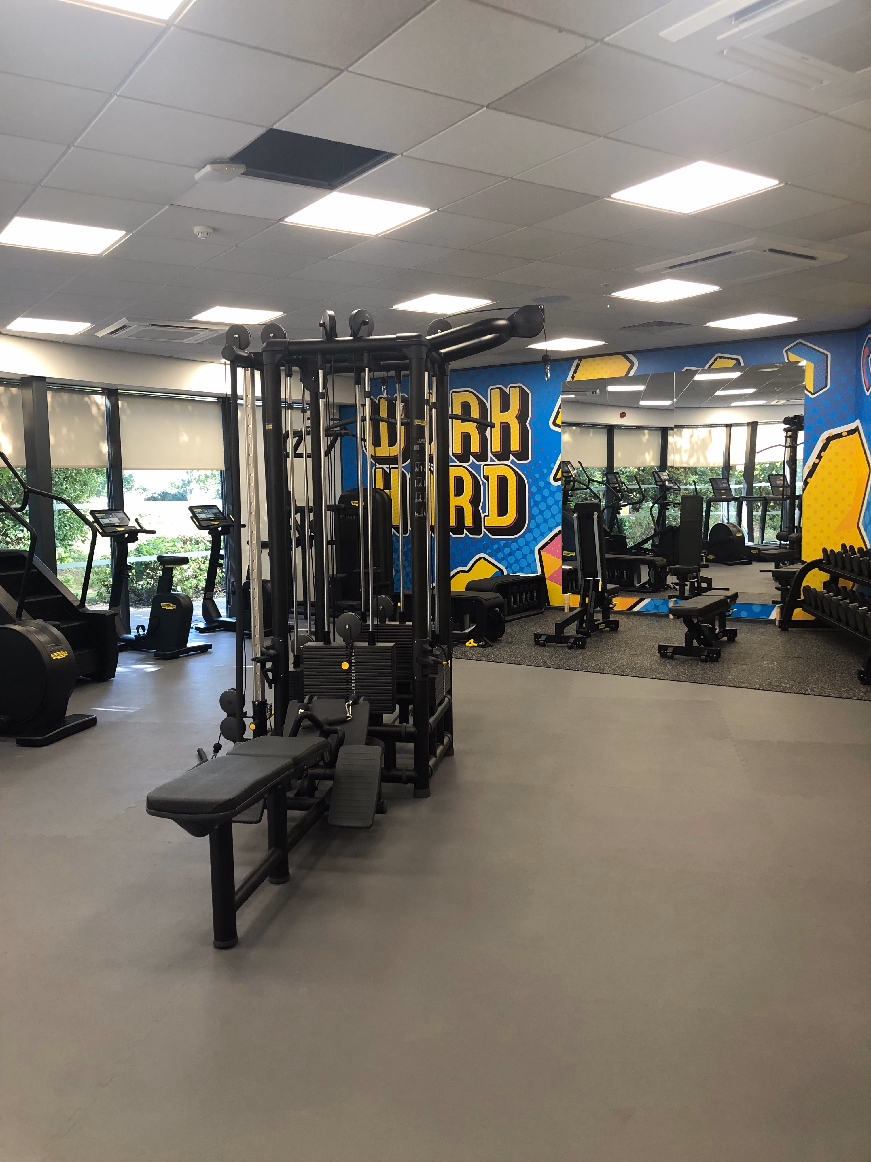 Very versatile flooring, with great resistance, specially designed for work areas with medium weights and all types of machinery. It is also an ideal floor for functional work areas, stretching/stretching and cardio. Available in very aesthetic plain and homogeneous colors.