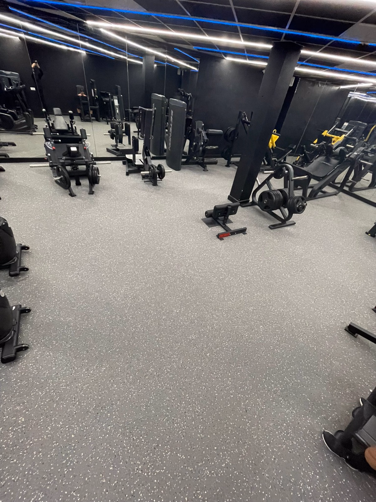 A speckled aesthetic pavement with a great resistance that is specially prepared for medium weight areas, as well as functional and cardio work areas. Similar to our TROTER, but available in very attractive mottled colours that will give your centre a different aesthetic.